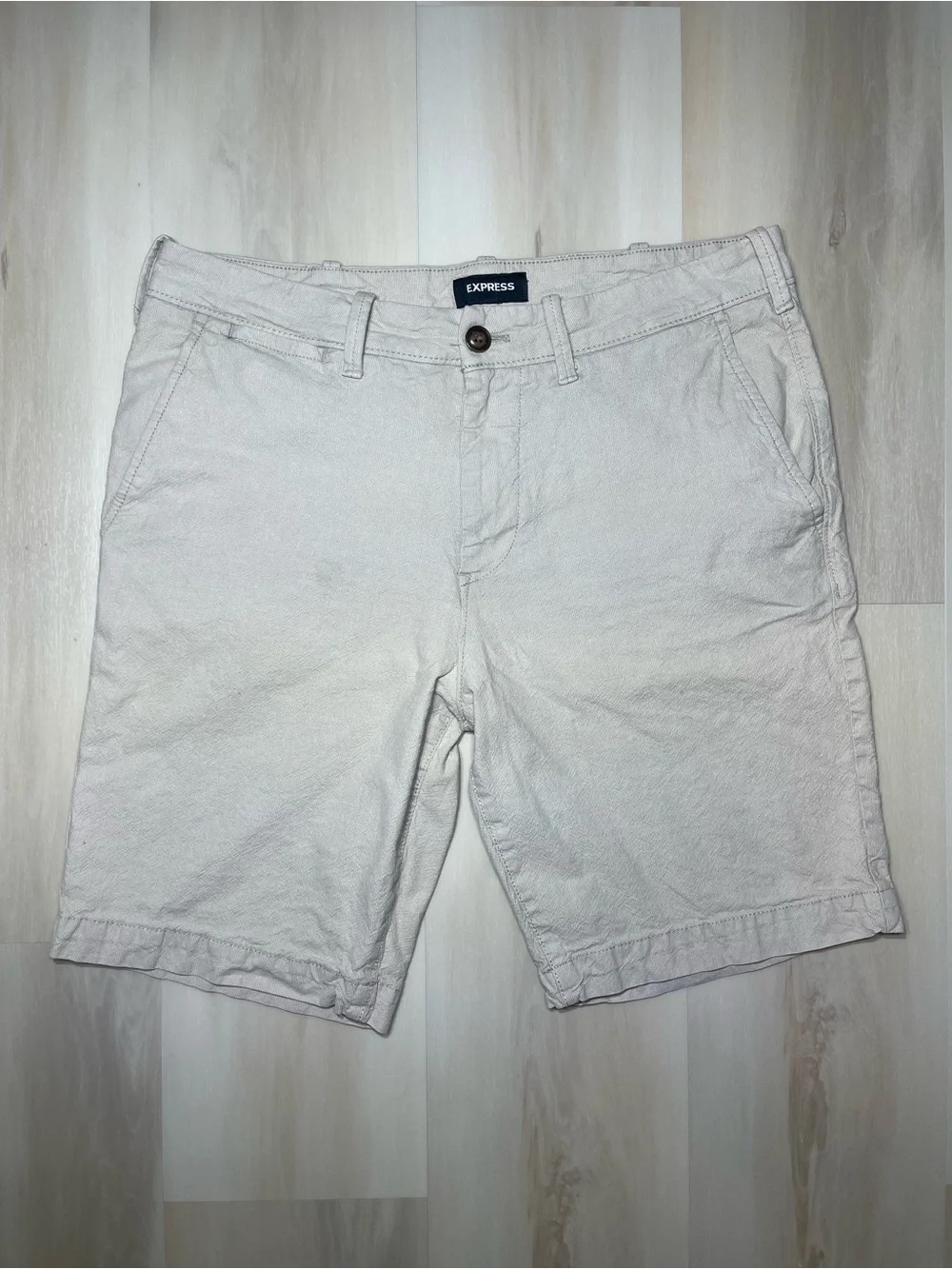 Express Classic Stretch White / Sand Shorts At the Knee 10” Inseam Men Sz 32